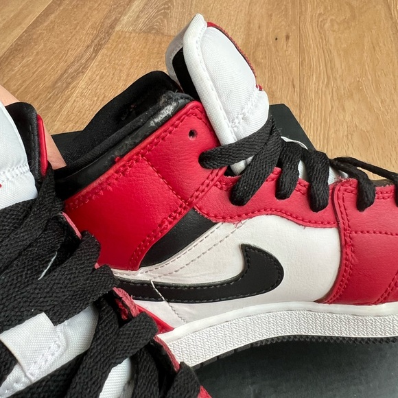 Air Jordan 1 Mid - Chicago Black Toe (GS) - Size US 4.5Y (Unisex) - Picture 16 of 16